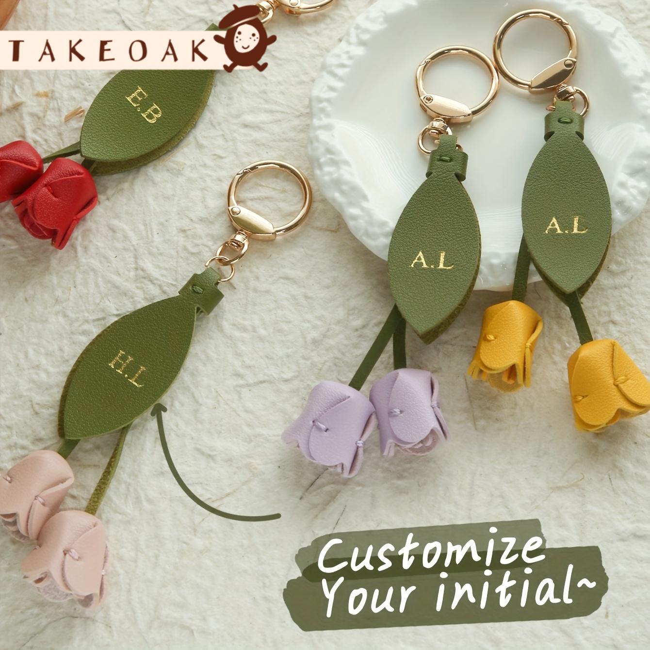Monogram Keychain Leather - พวงกุญแจหนังลายดอกทิวลิปแบบปรับแต่งได้ พร้อมสลักชื่อย่อ พวงกุญแจหนังเทียมแบบปรับแต่งได้ จี้ตกแต่งส่วนตัว