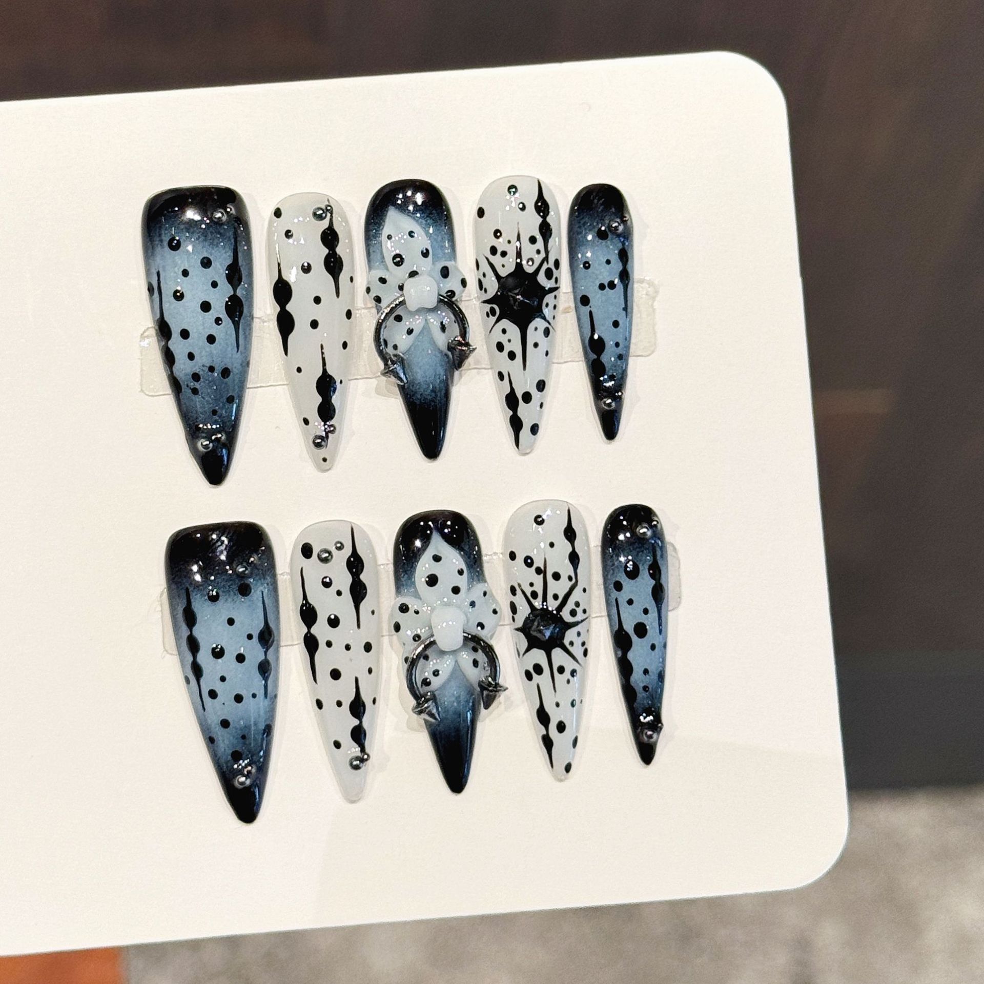 Pressed Flower Art - เล็บปลอมทำมือสีน้ำเงินไล่เฉด 10 ชิ้น สไตล์ดาร์ก ทรงยาวแหลม ตกแต่งลายดอกไม้